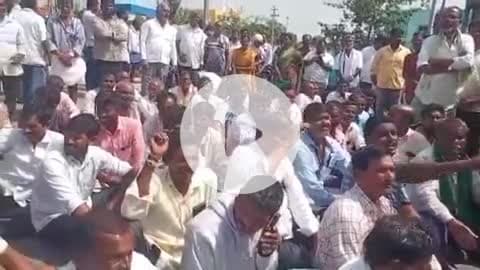 రామన్నపేట: రైతులకు సరిపడా యూరియా తీయాలని రామన్నపేటలో రైతులు రోడ్డుపై ధర్నా
