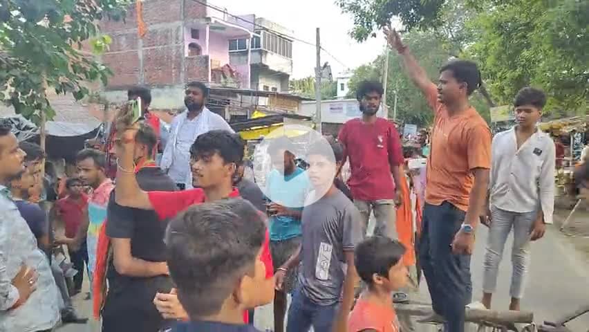 #कटेया : #मंझरिया में हुई गौकशी के विरोध में सोहनरिया बाजार बंद, सड़क जाम कर ग्रामीणों कर रहे प्रदर्शन, पहुंचे डीएसपी और