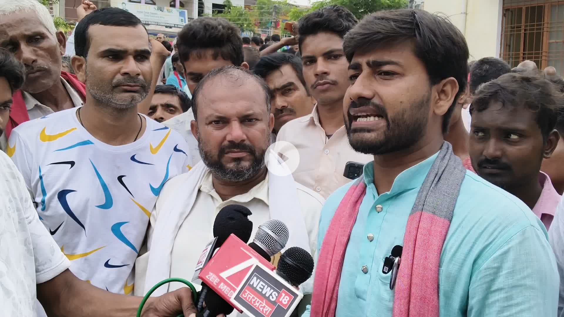 जनपद सोनभद्र के घोरावल विधानसभा के शाहगंज सहकारी समिति पर यूरिया खाद की नदारत को लेकर किसानों ने किया धरना प्रदर्शन, जिसमें किसानों का साथ देते हुए...!
#किसान_का_बेटा_जमीनी_नेता