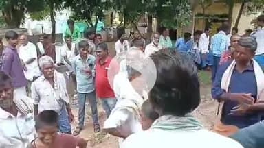 కనగల్: పగిడిమర్రిలో వర్షంలో సైతం రైతులకు తప్పని యూరియా కష్టాలు,