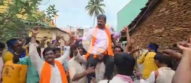 ನ್ಯಾಮತಿ: ಫಲವನಹಳ್ಳಿಯಲ್ಲಿ ಗಣೇಶ ವಿಸರ್ಜನಾ ಮೆರವಣಿಗೆ: ಮಾಜಿ ಸಚಿವ ಎಂಪಿ ರೇಣುಕಾಚಾರ್ಯರನ್ನು ಎತ್ತಿ ಕುಣಿದ ಯುವಕರು