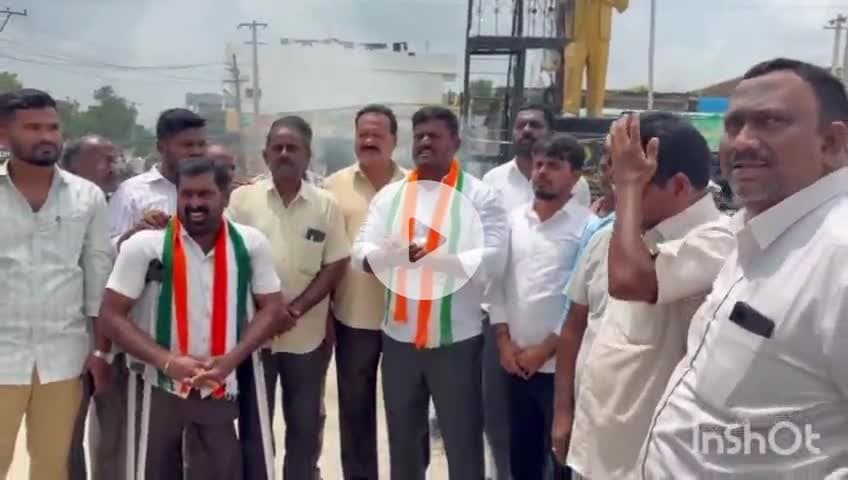 వేలేరు: వేలేరు మండల కేంద్రంలో మాజీ ఎమ్మెల్యే దిష్టిబొమ్మను దహనం చేసిన కాంగ్రెస్ శ్రేణులు.
