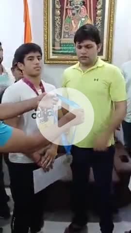 गुरुग्राम की सृष्टि ने अंडर 20 विश्व चैंपियनशिप में जीता सिल्वर मेडल, हरियाणा के खेल मंत्री गौरव गौतम से मिली खिलाड़ी