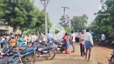 కేతేపల్లి: కేతేపల్లి మండలంలోని సహకార బ్యాంకు వద్ద యూరియా కోసం బారులు తీరిన రైతులు