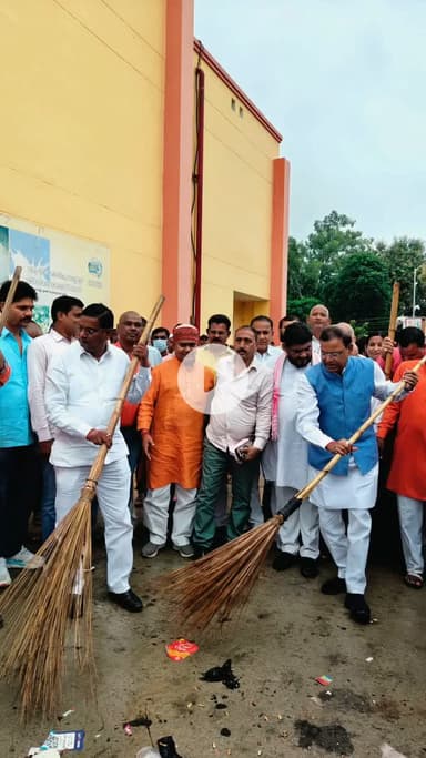 आज मोदी जी के जन्मदिन पर सेवा पखवारा में स्वच्छता कार्यक्रम से लेकर रक्तदान के साथ कई कार्यक्रम माननीय मंत्री जी और विधायक जी मौजूदगी में हुआl
#narendramodi #birthday #bjp #swachbharatabhiyan #clean Pankaj Chaudhary