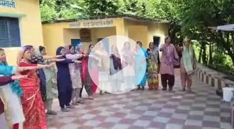 नंदप्रयाग: गिरसा में समाज कल्याण अधिकारी ने ग्रामीणों को स्वच्छता पखवाड़ा के तहत स्वच्छता की शपथ दिलाई