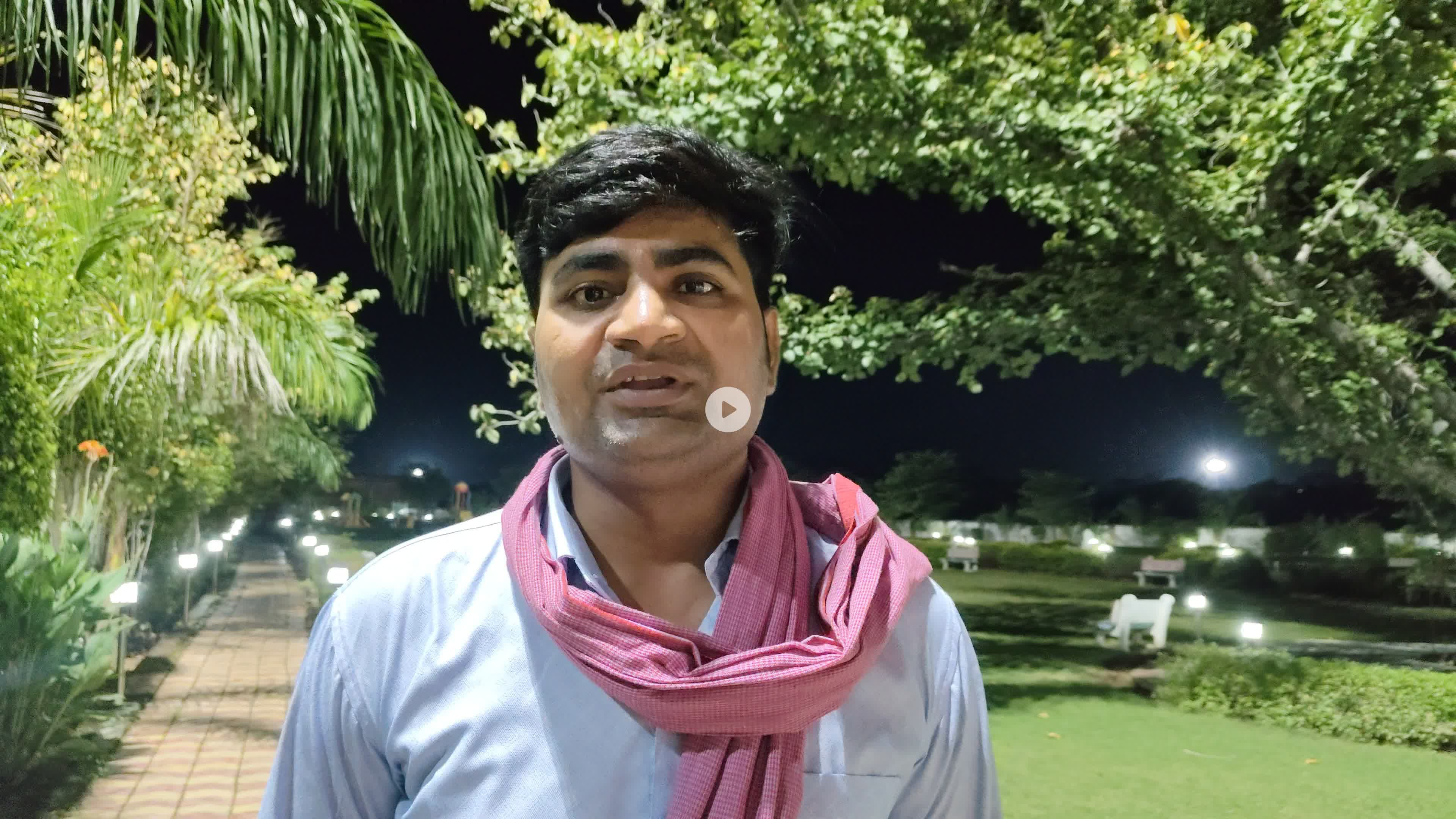 महोबा में खाद न मिलने से परेशान किसान ने फांसी लगाकर दी जान। #दुःखद
"अच्छे दिन" और "दोगुनी आय" का सपना दिखाने वाली डबल इंजन सरकार ने किसानों का सिर्फ किया दोगुना विनाश।
