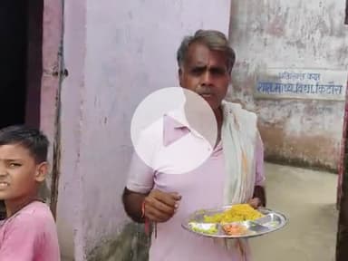ग्राम किटोरा में रोजाना मिडिल स्कूल के शिक्षक 12 बजे तक आते है और बड़े अधिकारी का कोई ध्यान नहीं है