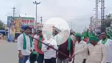బూర్గంపహాడ్: సారపాకను ప్రధాన కేంద్రంగా చేసుకొని విల్లు ఎక్కి పెట్టి ధర్మ యుద్ధముకు భద్రాచలం బయలుదేరిన ఆదివాసీలు
