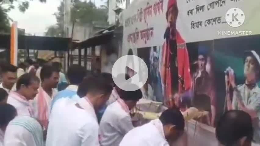 তামুলপুৰ: তামুলপুৰৰ অময়াপুৰত জুবিন গাৰ্গ প্ৰতি শ্ৰদ্ধাঞ্জলি জ্ঞাপন গাঁওবাসীৰ,নাম কীৰ্ত্তন কৰি শ্ৰদ্ধাঞ্জলি জ্ঞাপন কৰে ৰাইজে