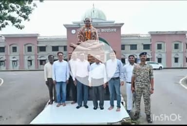 छुरा: कलेक्टर श्री भगवान सिंह उइके ने महात्मा गांधी की प्रतिमा पर किया माल्यार्पण, गांधी जयंती पर किया नमन