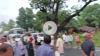 pirtand, giridih road ,मैं एक पेड़ सड़क पर गिर जाने के कारण गाडिय़ों का आवा गमन रुक गया कुछ घंटों के लिए 🎥🎥