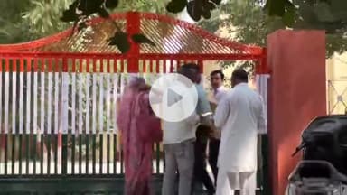 सूरतगढ़: #खबर_का_असर, आख़िरकार उपखंड कार्यालय के आगे से हटी बैरिकेडिंग, मुख्यद्वार खुलने से मिली राहत, 'पब्लिक एप' ने दिखाई थी खबर