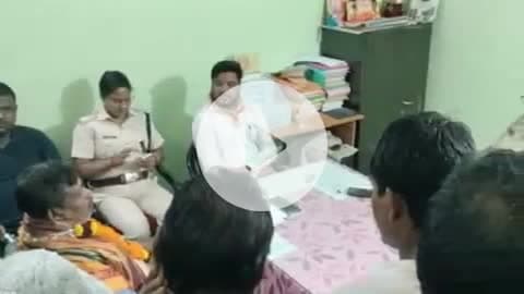ପଟ୍ଟାମୁଣ୍ଡାଇ: ପଟ୍ଟାମୁଣ୍ଡାଇ ଆଦର୍ଶ ଥାନା ଆଇଆଇସି ଓ ଏସଡିପିଓ ଙ୍କ ସହିତ ଆଲେଚନାକଲେ କେନ୍ଦ୍ରାପଡ଼ା ବିଧାୟକ ଗଣେଶ୍ଵର ବେହେରା।