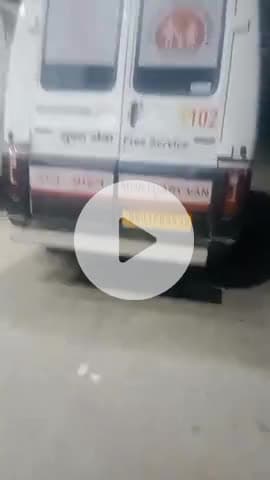 देखिए एंबुलेंस से कैसे तेल निकल रहा है 
इसपर कोई आवाज उठाई ताकि जल्द से जल्द रिटायर हो सके#viralvideo#trendin #video