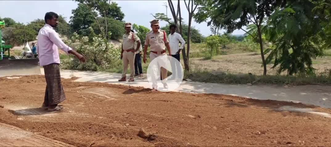 కాలూర్ తిమ్మనదొడ్డి: కేటి దొడ్డి మండల కేంద్రంలోని రహదారి మరమ్మత్తులు చేపట్టిన ఎసై శ్రీనివాస్