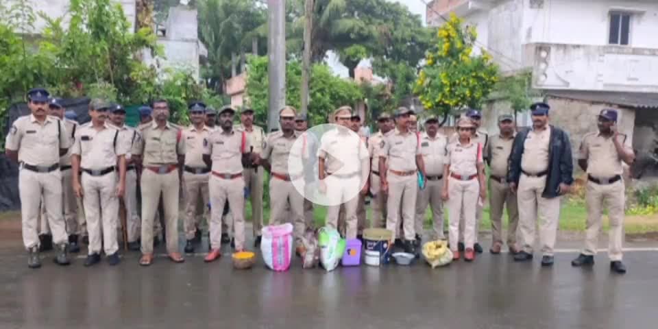 గుడివాడ: బొమ్ములూరులో పోలీసుల కార్డెన్ సెర్చ్