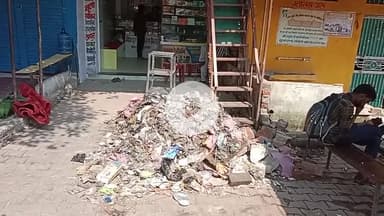 वॉर्ड नम्वर 14 पिछोर मैन रोड बस स्टैण्ड पर दुकान के समने लगे कचरा क़े ढ़ेर नगर पंचायत का नहीं है ध्यान वॉर्ड पार्षद गायब