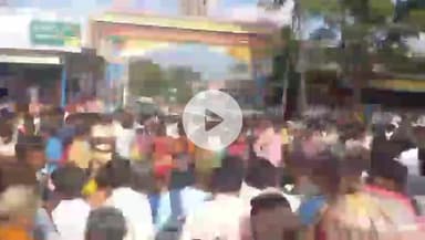మల్దకల్: మల్దకల్ బస్టాండ్ లో ప్రియాంక శవంతో ధర్నా నిర్వహించిన కుటుంబ సభ్యులు