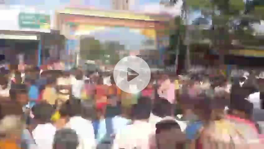 మల్దకల్: మల్దకల్ బస్టాండ్ లో ప్రియాంక శవంతో ధర్నా నిర్వహించిన కుటుంబ సభ్యులు