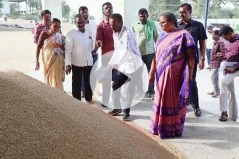 బెజ్జంకి: బెజ్జంకి వ్యవసాయ మార్కెట్ కమిటీ లో వరి ధాన్యం కొనుగోలు ప్రక్రియను క్షేత్ర స్థాయిలో పరిశీలించిన కలెక్టర్ హైమావతి