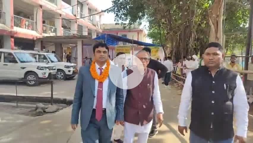 बहुजन समाज पार्टी के प्रत्याशी नामांकन करके निकलते हुए