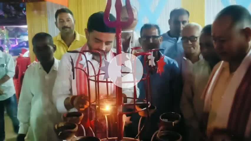 টিহু ভাগ: বৰঝাৰ কালি মন্দিৰ প্ৰাংগণত আয়োজন কৰা ৰাজহুৱা কালি পুজাত উপস্থিত জিলা কংগ্ৰেছৰ সভাপতি ৰাতুল পাটোৱাৰী