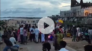 சீர்காழி: .இந்தியாவில் ஓசோன் காற்று அதிகம் வீசும் தரங்கம்பாடி கடற்கரையில் தீபாவளி முன்னிட்டு குவிந்த பொதுமக்கள்