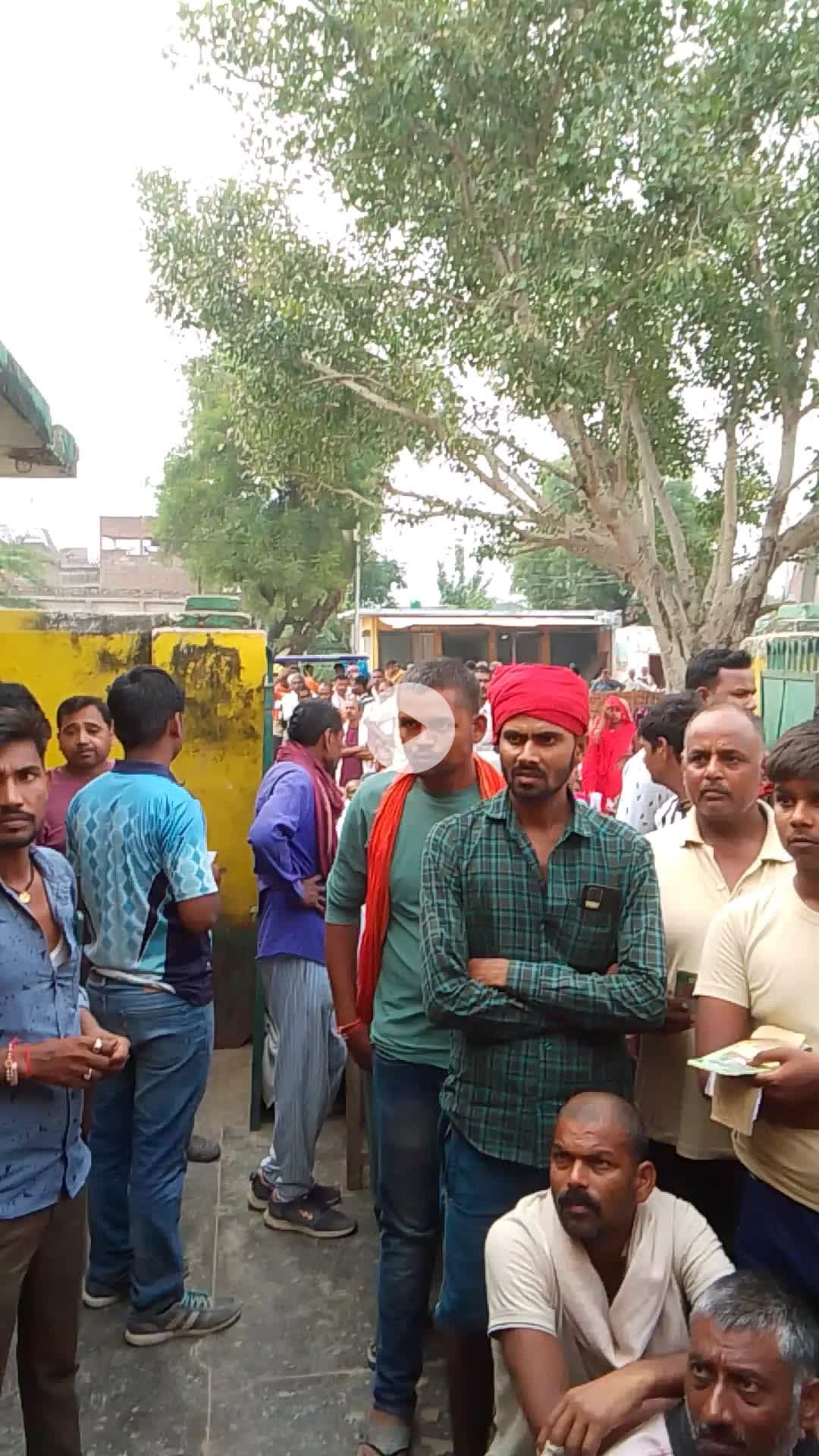 raipura chitrkoot dham karvi me khad na milne ke karad kishan pareshan #kishan#khad ki samsya
