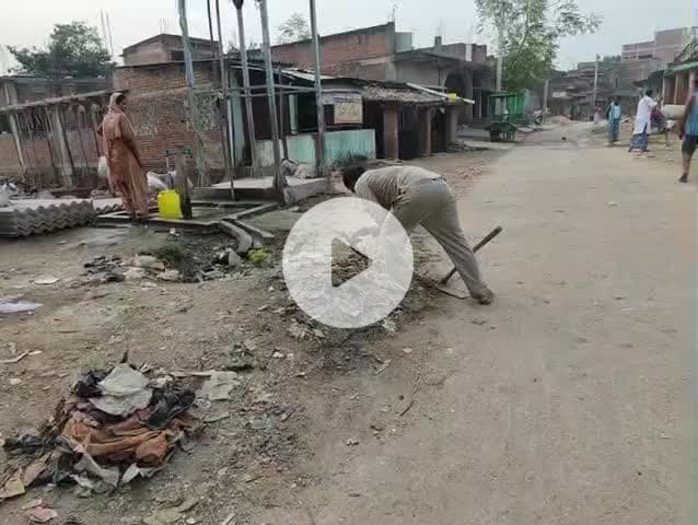 छठ पूजा के सुअवसर पर मानपुर के ग्रामवासी में सफाई अभियान हिंदू मुसलमान की एकता का मिसाल