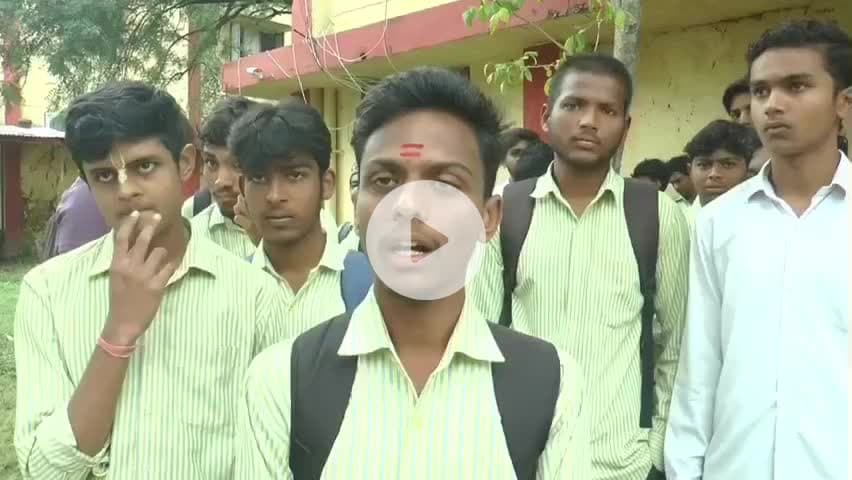 మావల: కళాశాల సమయంలో కొంత మార్పు ఇవ్వాలని కళాశాల ఎదుట సంజయ్ంధీ ప్రభుత్వ పాలిటెక్నిక్ విద్యార్థులు నిరసన