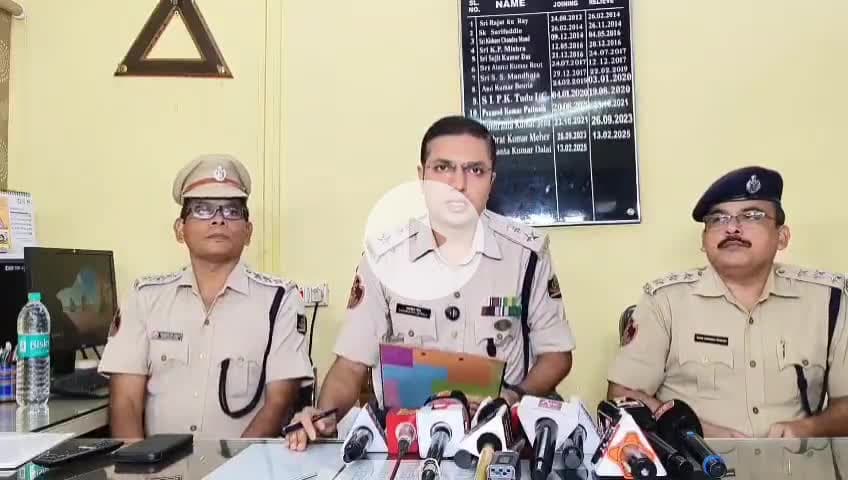ତମାଣ୍ଡୋ: 13 ଜଣିଆ ଡକାୟତ୍ତି ଗ୍ୟାଙ୍ଗ କୁ ଗିରଫ ନେଇ ତମାଣ୍ଡୋ ଥାନାରେ ଡିସିପି ଙ୍କ ସାମ୍ବାଦିକ ସମ୍ମିଳନୀ