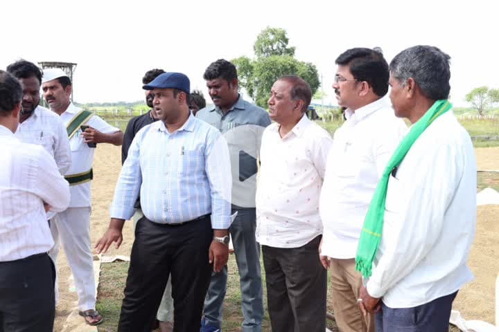 శివంపేట్: నాణ్యత ప్రమాణాలను పాటిస్తూ ధాన్యం కొనుగోలు చేయాలి
కలెక్టర్ రాహుల్ రాజ్