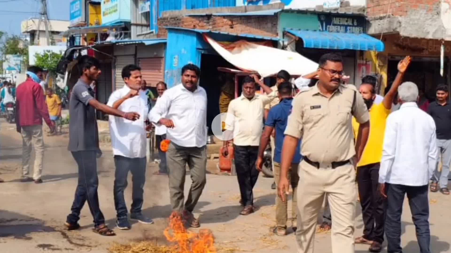 టేకుమట్ల: టేకుమటలో ముఖ్యమంత్రి రేవంత్ రెడ్డి దిష్టిబొమ్మను దహనం చేసిన బీజేపీ శ్రేణులు