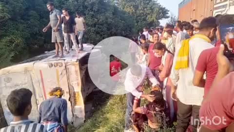 नरकटिया: नरकटिया बाजार के पास गुरुवार को यात्रियों से भरी बस पलटी, यात्री बाल-बाल बचे