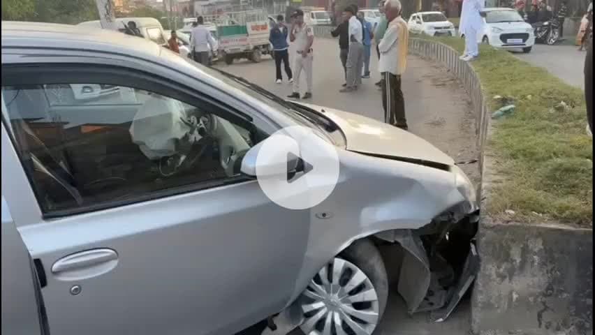 कलोल: बरठी में तेज रफ्तार कार डिवाइडर से टकराई, तीन लोग हुए घायल