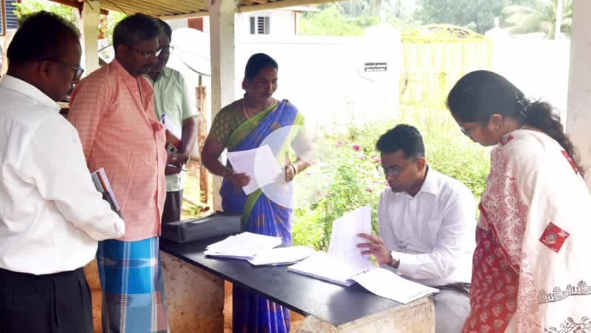 கல்வராயன் மலை: மாவடிப்பட்டு உள்ளிட்ட பல்வேறு கிராமங்களில் தீவிர வாக்காளர் திருத்த பணிக்கான படிவங்கள் வழங்கும் பணியை ஆய்வு செய்த மாவட்ட ஆட்சியர்