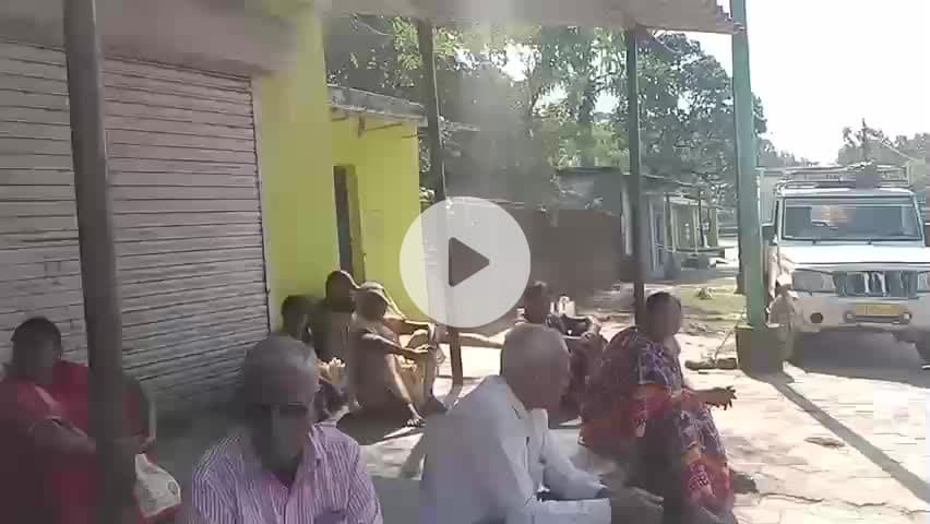 ये है हमारे चिरिमिरी छेत्र का हाल समय 11 bj gye मगर इनकी राशन की दुकान नही खुल पाई आदरणीय महोदय श्री श्याम बिहारी से....