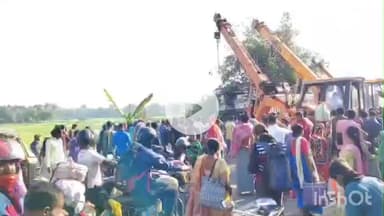 পাঁচলা: গতকাল রাতে আমতা 10 নম্বর পুলের কাছে দুর্ঘটনাগ্রস্ত ডাম্পারটিকে নয়নজুলি থেকে তোলা ক্রেনের সাহায্যে