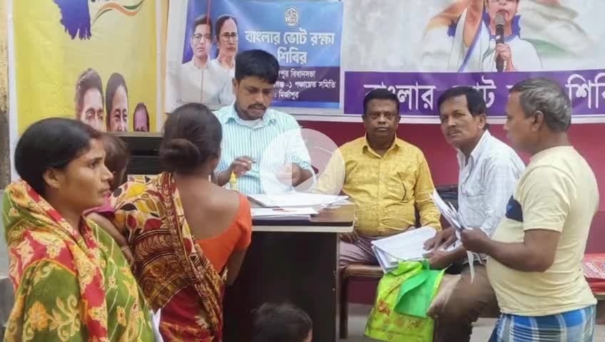 রঘুনাথগঞ্জ ১: রঘুনাথগঞ্জে ভোট রক্ষা শিবিরে জনসেবায় সহ-সভাপতি মুকুল দাস