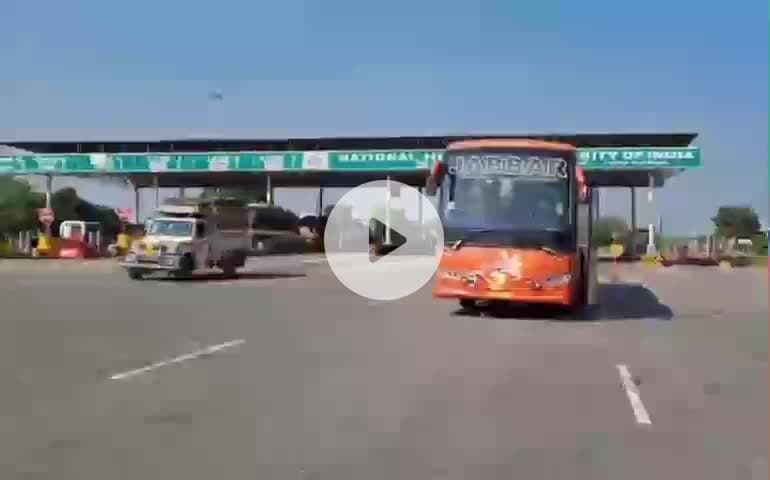 ఉండవెల్లి: ఉండవెల్లి పుల్లూరు టోల్ ప్లాజా వద్ద నడిరోడ్డుపై నిలిచిపోయిన ట్రావెల్ బస్సు...ప్రయాణికుల ఇబ్బందులు