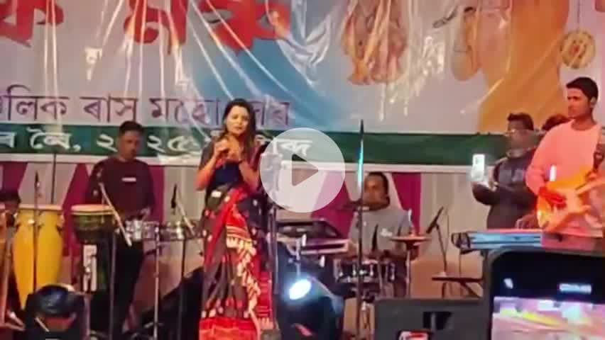 নগৰবেৰা: নগৰবেৰা ৰাস মহোৎসৱত নিশা গীত পৰিৱেশন কৰে জনপ্ৰিয় কন্ঠ শিল্পী মৰ্মিতা মিত্ৰই