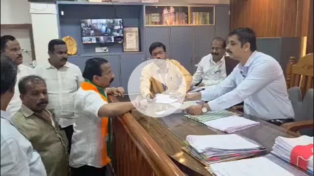 कणकवली: कणकवली माजी नगराध्यक्ष समीर नलावडे यांनी कणकवली नगरपंचायत नगराध्यक्ष पदासाठी भारतीय जनता पार्टीतर्फे अर्ज केला दाखल