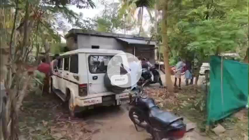 കൊടുങ്ങല്ലൂർ: കൊടുങ്ങല്ലൂർ ശ്രീനാരായണപുരത്ത് അമ്മയെയും മകനെയും വീട്ടിൽ മരിച്ച നിലയിൽ കണ്ടെത്ത
