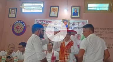 চেঙা: চেঙাৰ ৰাজীৱ ভৱনত দলীয় সতীৰ্থৰ সৈতে অসম প্রদেশ কংগ্রেছ কমিটিৰ উপ সভাপতি জয়ন্ত কলিতাৰ মতবিনিময়
