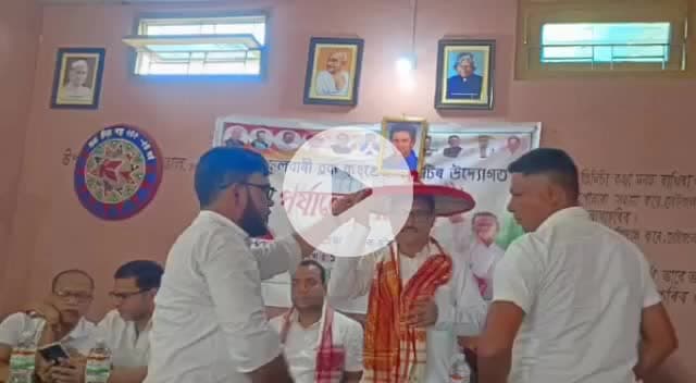 চেঙা: চেঙাৰ ৰাজীৱ ভৱনত দলীয় সতীৰ্থৰ সৈতে অসম প্রদেশ কংগ্রেছ কমিটিৰ উপ সভাপতি জয়ন্ত কলিতাৰ মতবিনিময়