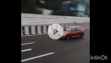 തിരൂരങ്ങാടി: ദേശിയപാത66 കാക്കഞ്ചേരി ഇടിമുഴിക്കലിൽ പൈനാപ്പിൾ കയറ്റിവന്ന മിനി പിക്കപ്പ് മറിഞ്ഞു അപകടം