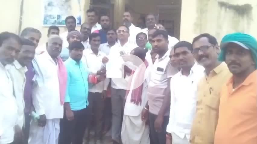 మద్నూర్: సోయా కొనుగోలు కేంద్రంలో అధికారులు తనిఖీ చేయాలి, తహసిల్దార్ కు వినతి పత్రం అందజేసిన రైతులు