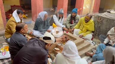 प्राचीन मंदिर चरखी में हवन आयोजन के समय आहुति डालते हुए Ravinder charkhi @charkhidadri #charkhi