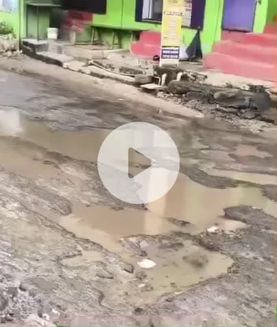 ஆலங்குளம்: மோசமான சாலையை சீரமைக்க பொதுமக்கள் வேண்டுகோள்
